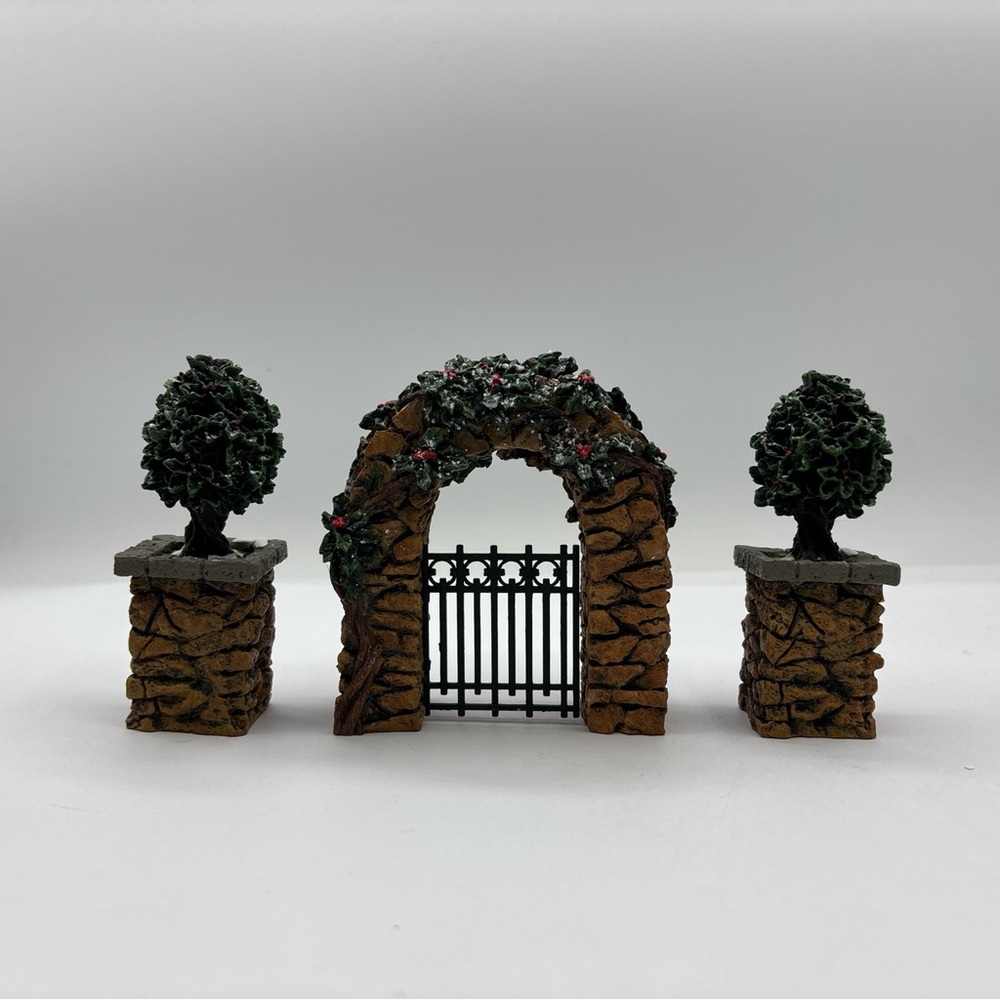 Dept 56 1997 Vintage Village Stone Corner Posts Holly Tree & Stone Archway 52648